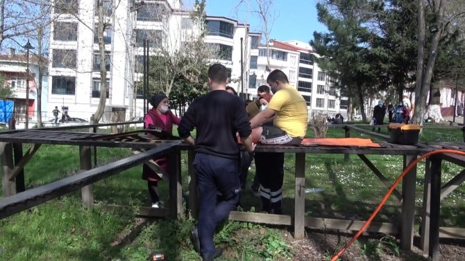 Parkta oynarken ayağı demirlere sıkışan çocuğun yardımına itfaiye ekipleri koştu