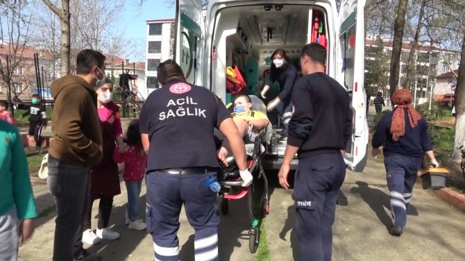 Parkta oynarken ayağı demirlere sıkışan çocuğun yardımına itfaiye ekipleri koştu