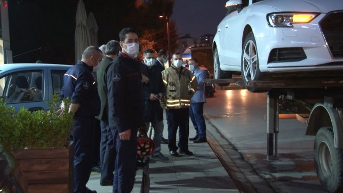 Pendik Belediye Başkanının ihbarıyla aracın motor kısmına sıkışan kedi kurtarıldı