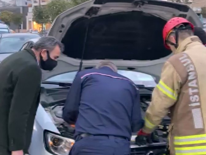Pendik Belediye Başkanının ihbarıyla aracın motor kısmına sıkışan kedi kurtarıldı
