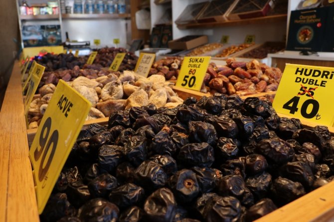 Ramazan’ın olmazsa olmazı hurmalar tezgahlarda yerini aldı