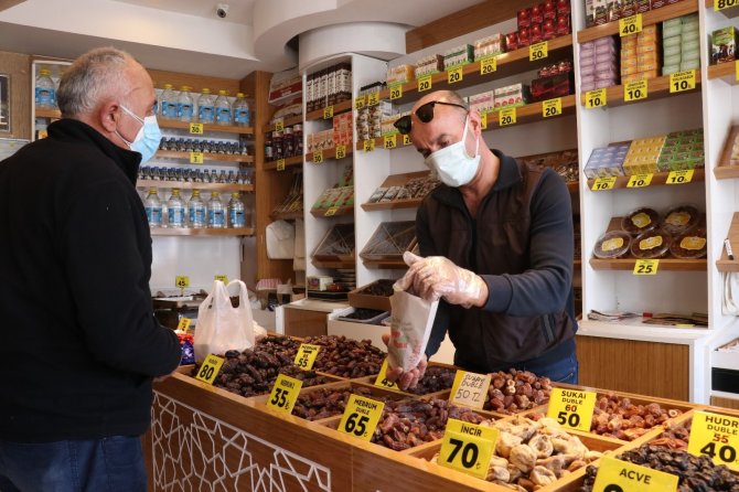 Ramazan’ın olmazsa olmazı hurmalar tezgahlarda yerini aldı