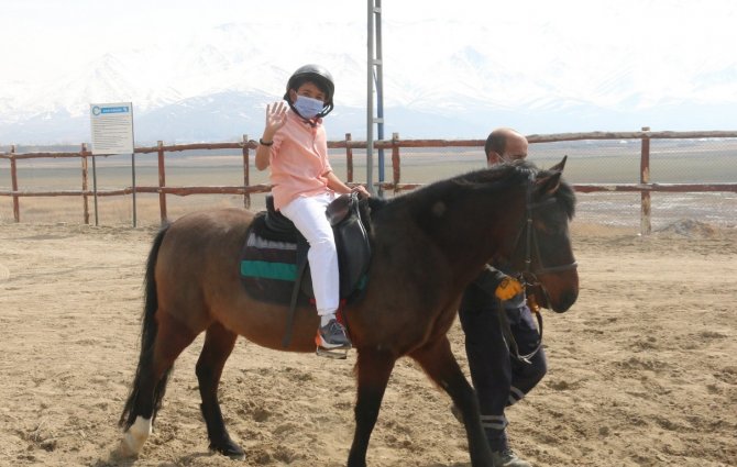 Sınıf başkanı seçilen çocuk arkadaşlarını ata bindirdi