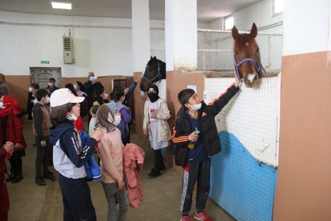 Sınıf başkanı seçilen çocuk arkadaşlarını ata bindirdi