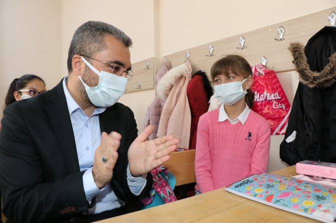 Sınıf başkanı seçilen çocuk arkadaşlarını ata bindirdi