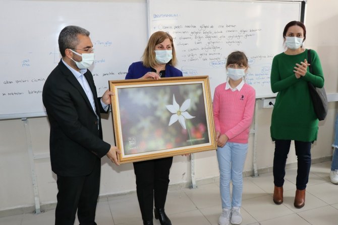 Sınıf başkanı seçilen çocuk arkadaşlarını ata bindirdi