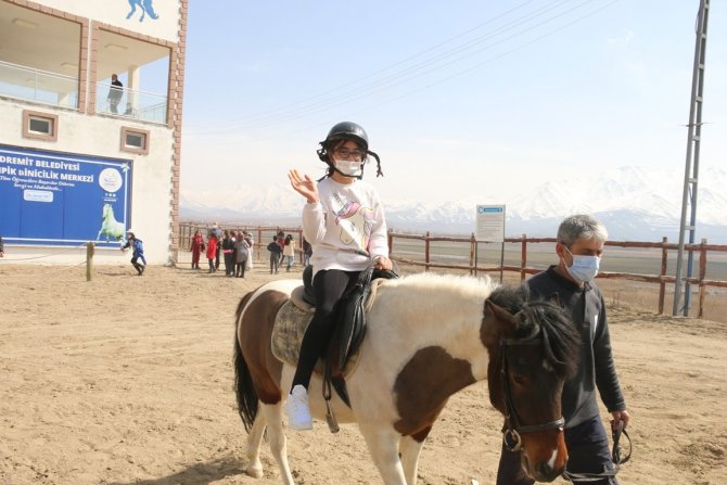 Sınıf başkanı seçilen çocuk arkadaşlarını ata bindirdi
