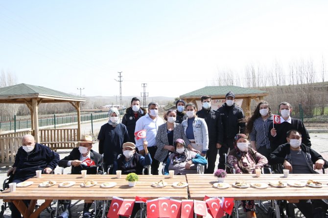 Sivas'ta bakım merkezi çalışanları saldırı ihbarında bulundukları polis ekiplerine sürpriz yaptılar