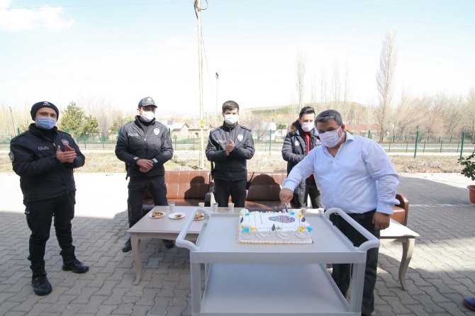 Sivas'ta bakım merkezi çalışanları saldırı ihbarında bulundukları polis ekiplerine sürpriz yaptılar