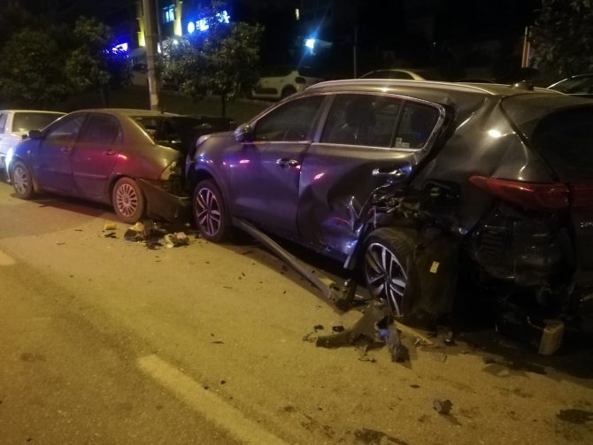 Takla atan lüks cip, park halindeki araçları hurdaya çevirdi