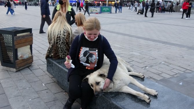 Taksim’de turistlerin dondurma yedirdiği köpek ilgi odağı oldu
