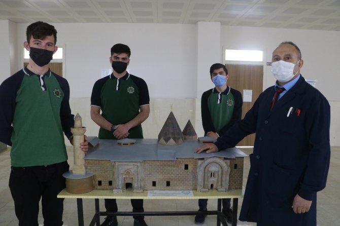 2 ayda yaptıkları cami maketleri gerçeğinden farksız oldu