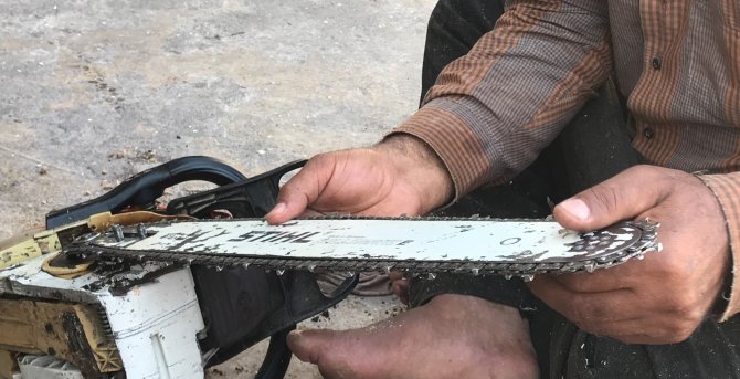 35 yıldır ailesini odun keserek geçindiriyor