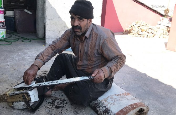 35 yıldır ailesini odun keserek geçindiriyor
