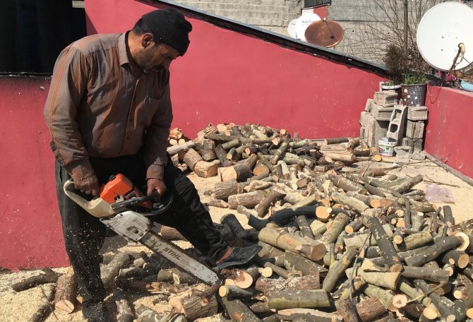 35 yıldır ailesini odun keserek geçindiriyor
