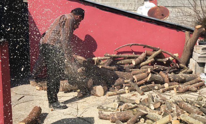 35 yıldır ailesini odun keserek geçindiriyor