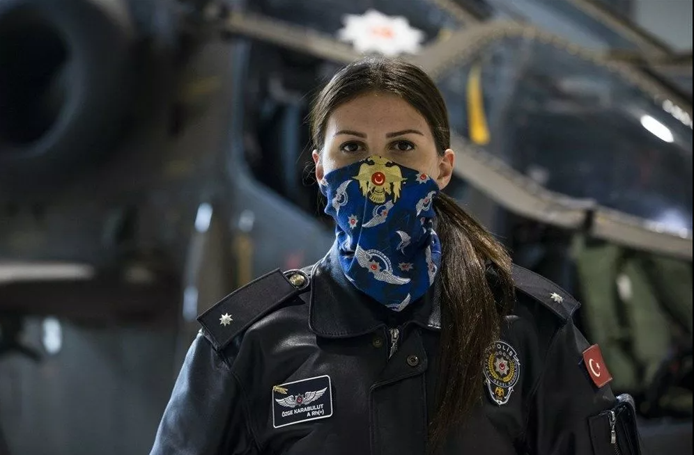 İlk kadın taarruz pilotu! Milli gururumuz Özge Karabulut Atak helikopterinin kokpitinde! 