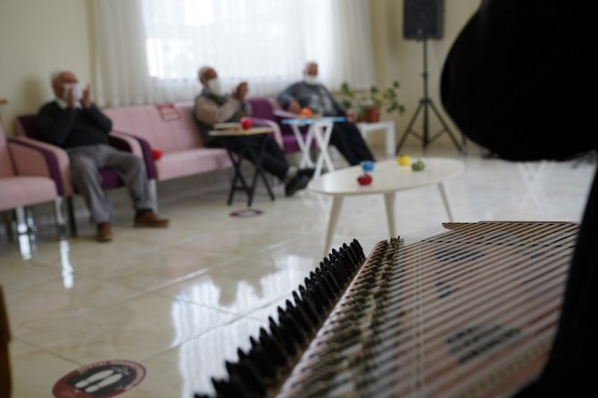 Alzheimer hastaları müzikle terapi görüyor