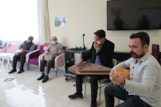 Alzheimer hastaları müzikle terapi görüyor