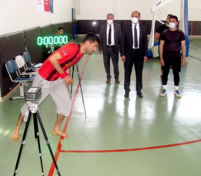 Araban Belediye Başkanı Hasan Doğru polis adaylarına özel hediye