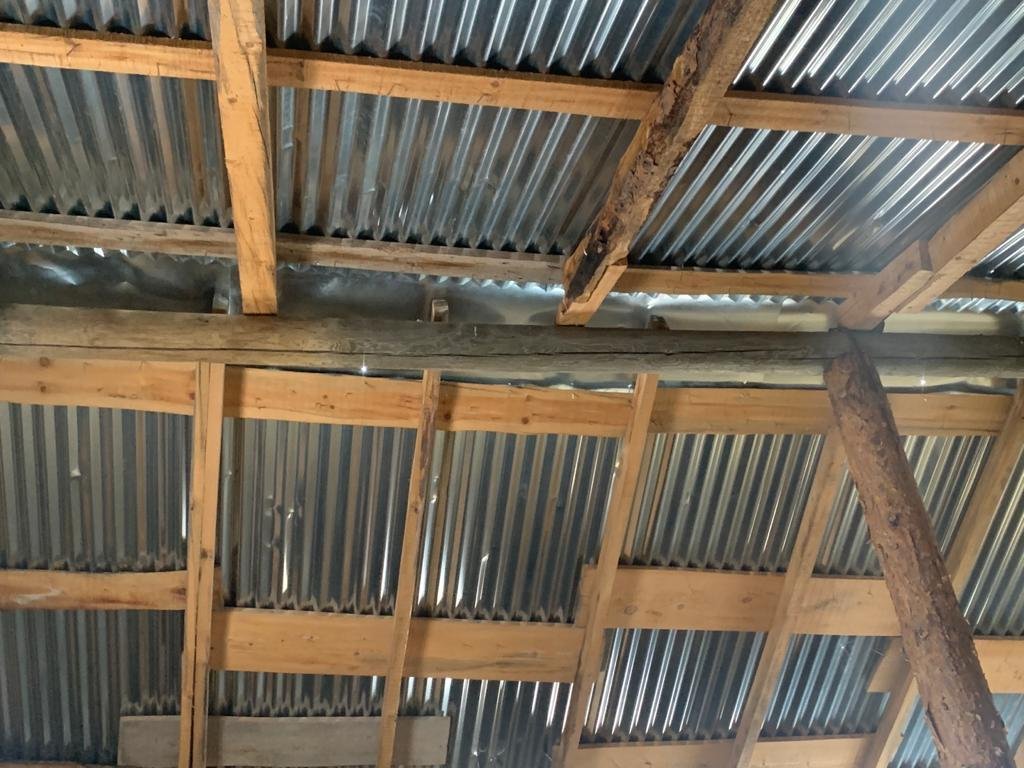 Ardahan'da elektrik direklerini çalarak ahır inşa ettiler