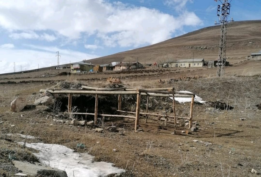 Ardahan'da elektrik direklerini çalarak ahır inşa ettiler