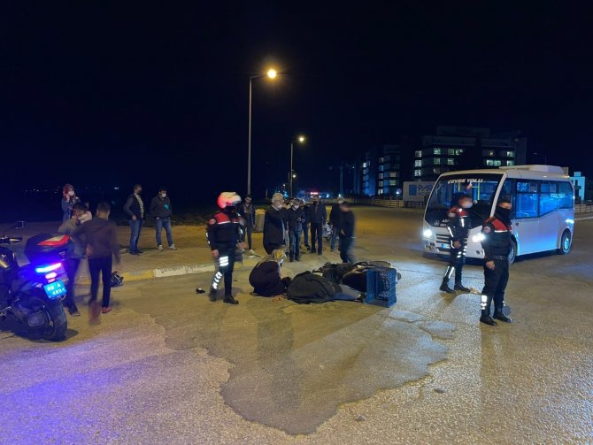 Az kalsın canlarından olacaklardı! Motosiklet ile minibüs çarpıştı: 2 yaralı