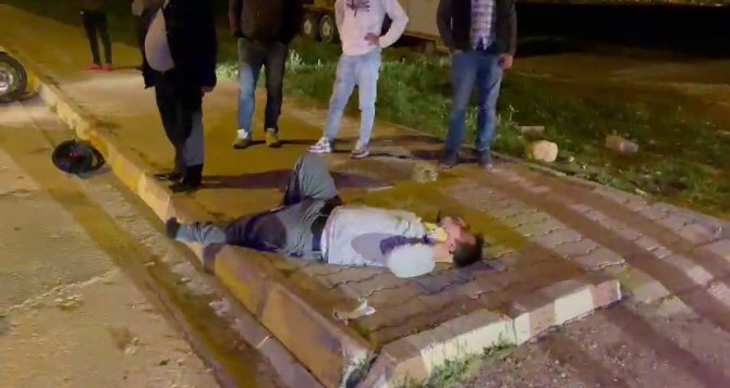 Az kalsın canlarından olacaklardı! Motosiklet ile minibüs çarpıştı: 2 yaralı