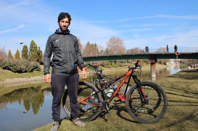 Bahar'ın keyfini bisiklet sürerek çıkardılar