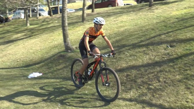 Bahar'ın keyfini bisiklet sürerek çıkardılar