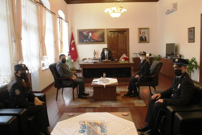 Balıkesir'de polisler ilçe kaymakamına ziyarette bulundular