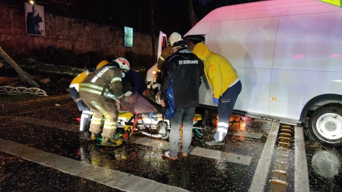 Beşiktaş'ta minibüs kazası! Kontrolden çıktı, ağaca çarptı, üzerine direk devrildi