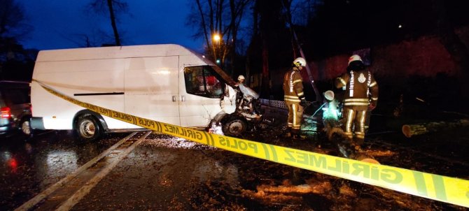 Beşiktaş'ta minibüs kazası! Kontrolden çıktı, ağaca çarptı, üzerine direk devrildi