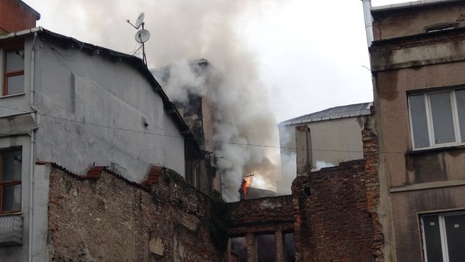 Beyoğlu'ndaki yangın büyük paniğe neden oldu