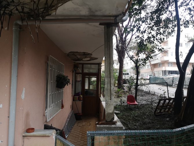 Bina sakinleri neye uğradığını şaşırdı! Üsküdar’da 5 katlı binada evin balkonu çöktü