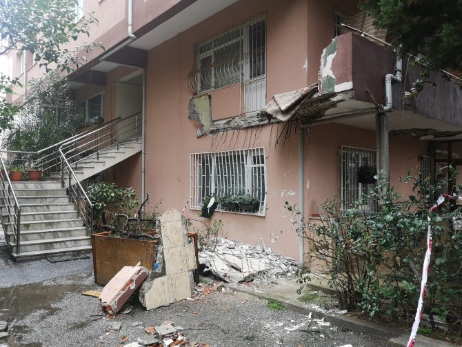 Bina sakinleri neye uğradığını şaşırdı! Üsküdar’da 5 katlı binada evin balkonu çöktü