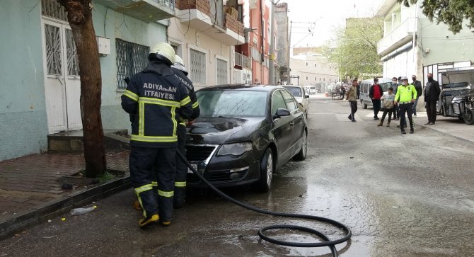 Bir anda alev aldı! Adıyaman'da park halindeki otomobil yandı