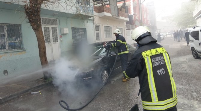 Bir anda alev aldı! Adıyaman'da park halindeki otomobil yandı