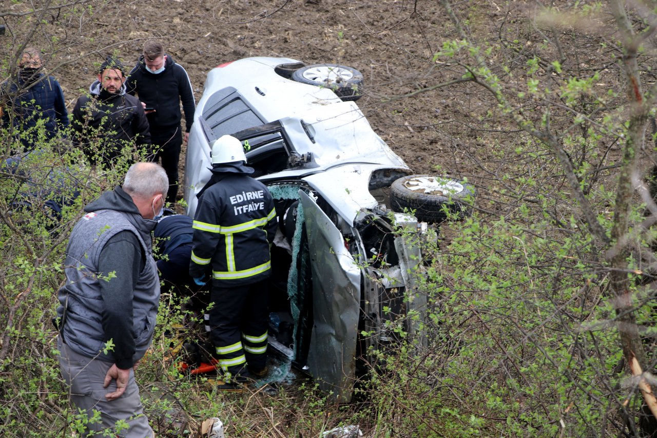 Devrilen otomobile sıkışan sürücüyü ekipler kurtardı