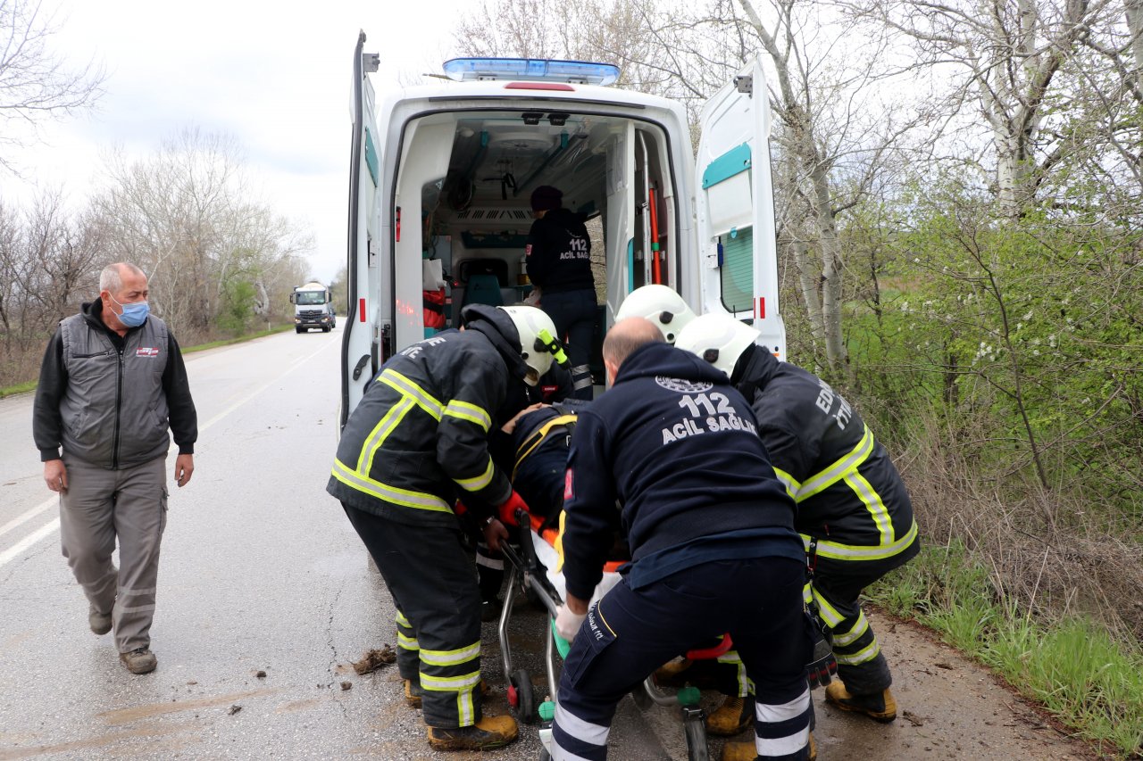 Devrilen otomobile sıkışan sürücüyü ekipler kurtardı