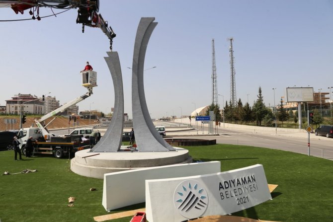 En çok oy alan ay yıldızlı anıt yerine yerleştirildi