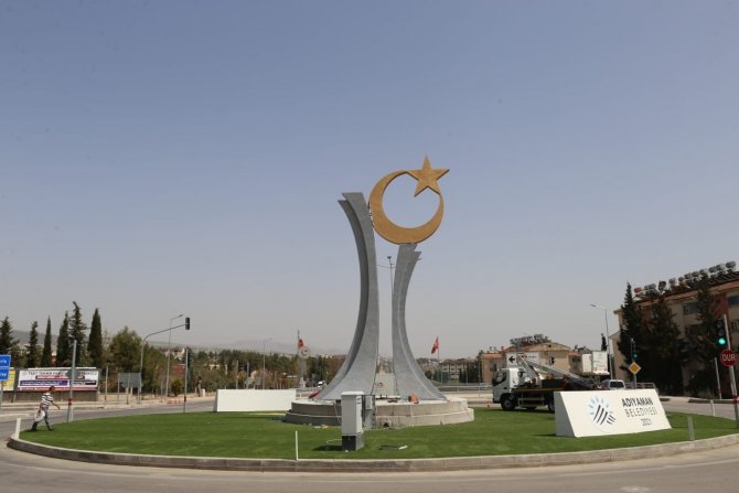 En çok oy alan ay yıldızlı anıt yerine yerleştirildi