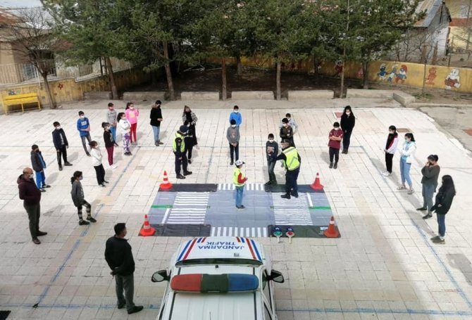 Erzincan’da öğrencilere trafik eğitimi: "Trafik Dedektifleri Projesi"