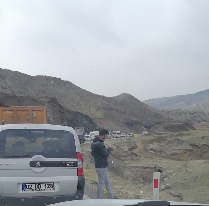 Faciadan dönüldü! Dağdan kopan dev kayalar Adıyaman- Malatya Karayolunu trafiğe kapattı