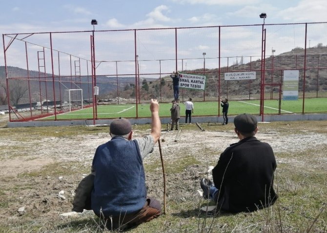 Geçtiğimiz ay vefat eden İsmail Kartal'ın ismi köylerindeki halı saha tesisine verildi