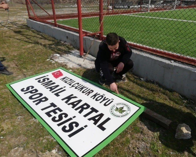 Geçtiğimiz ay vefat eden İsmail Kartal'ın ismi köylerindeki halı saha tesisine verildi
