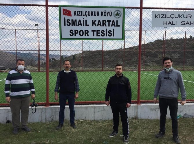 Geçtiğimiz ay vefat eden İsmail Kartal'ın ismi köylerindeki halı saha tesisine verildi