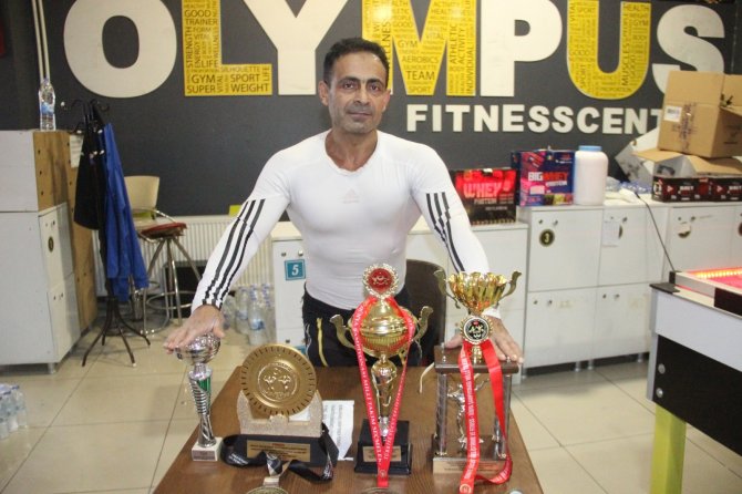 Gündüz boya yapıp gece vücut çalışarak Türkiye şampiyonu oldu