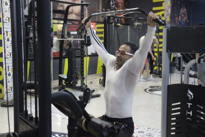 Gündüz boya yapıp gece vücut çalışarak Türkiye şampiyonu oldu