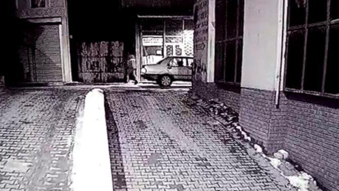 Hırsızın azmi pes dedirtti! İki kişinin zor kaldırdığı demir tezgahı, tek başına çaldı